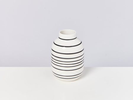 Nuno Vase M schwarz-weiß gestreift For Sale